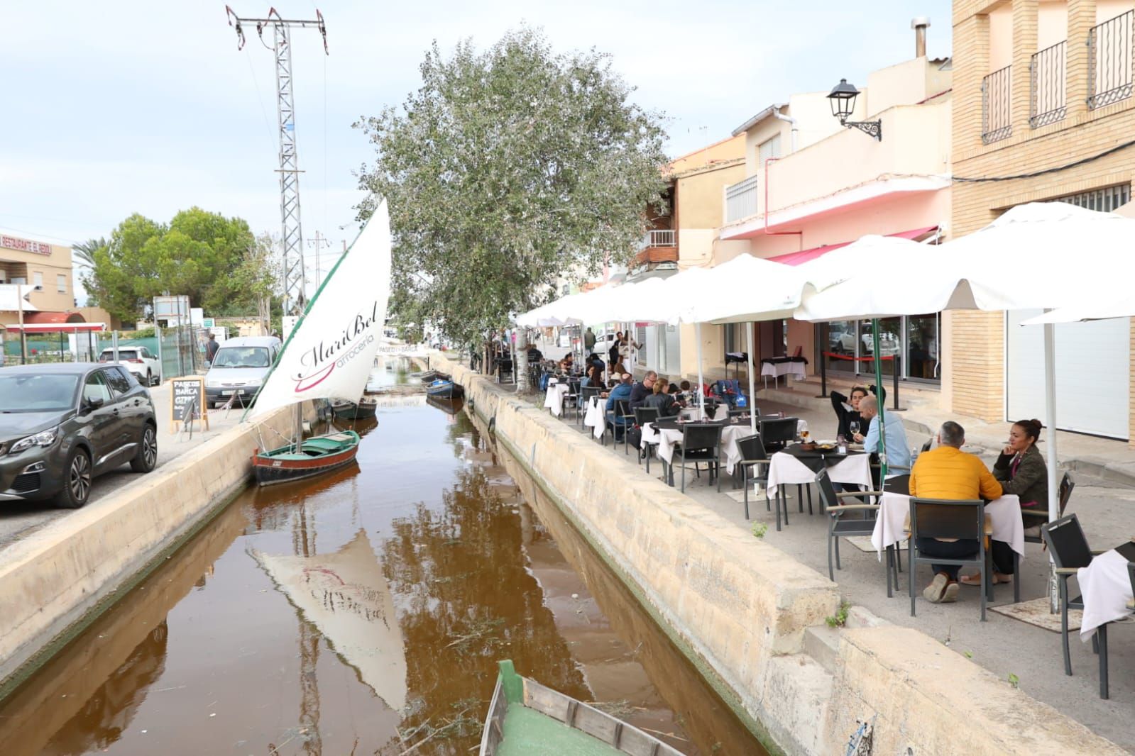 Los restaurantes en el Palmar, a medio gas por el incendio en El Saler