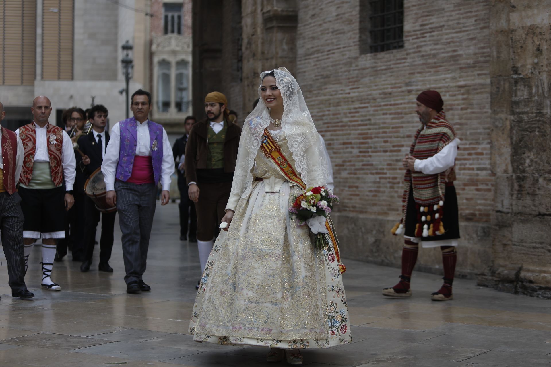 Las falleras mayores de las comisiones en la Ofrenda del 18 de Marzo (y II)