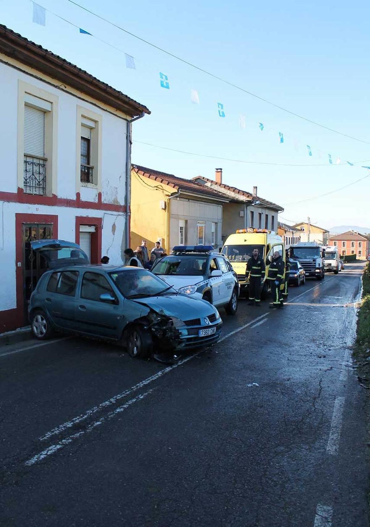 Un coche con dos menores choca contra un muro en Valdesoto