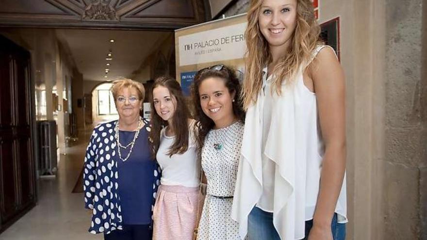 Por la izquierda, Pilar del Pozo, presidenta del Rotary Club de Avilés, Ana Vesperinas, Alba Uberty y María Schlegel.