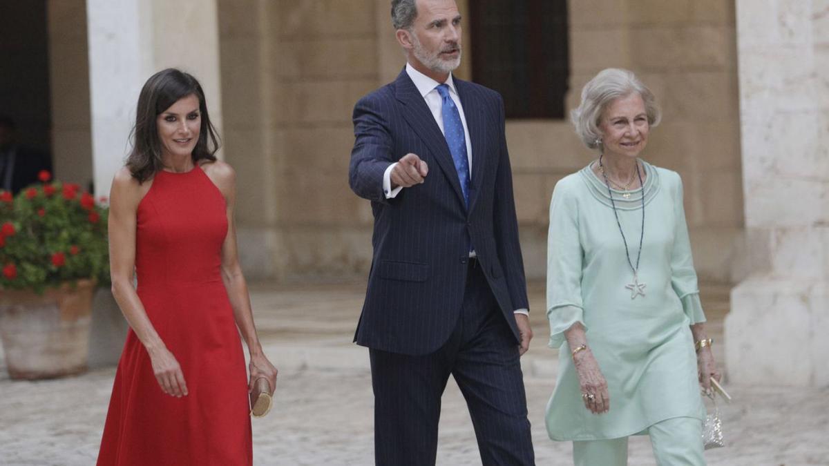 Los reyes Letizia y Felipe junto a doña Sofía en la recepción en la Almudaina en el 2019.  | MANU MIELNIEZUK