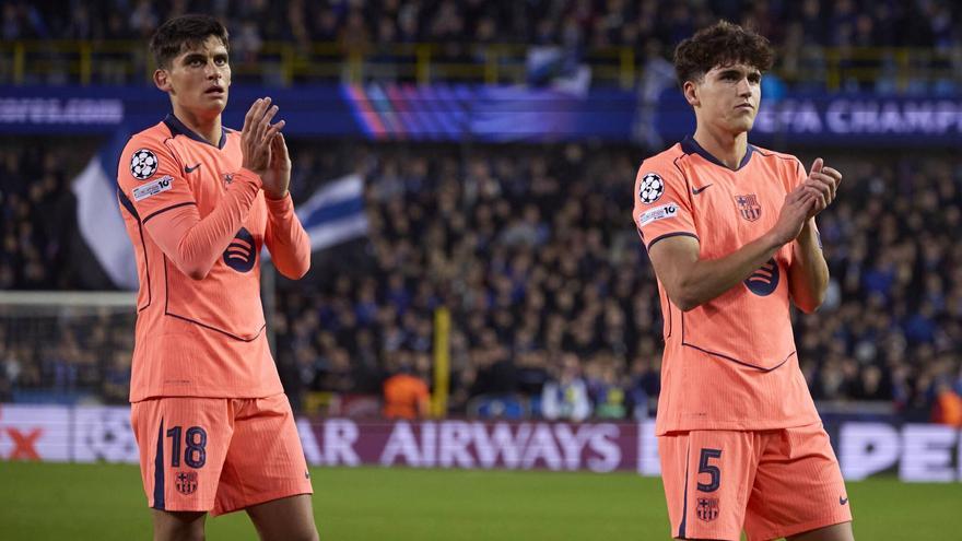 Gerard Martín y Pau Cubarsí aplauden a los aficionados azulgranas que acudieron al Brujas-Barça.