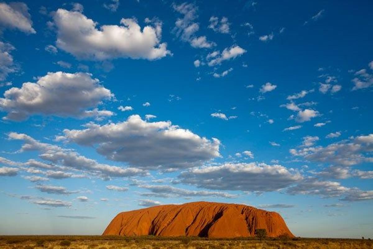 El Uluru, o Ayers Rock, es un lugar sagrado para los aborígenes australianos.