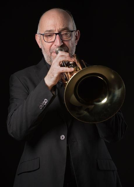 Esteve Molero, practicant amb el trombó.