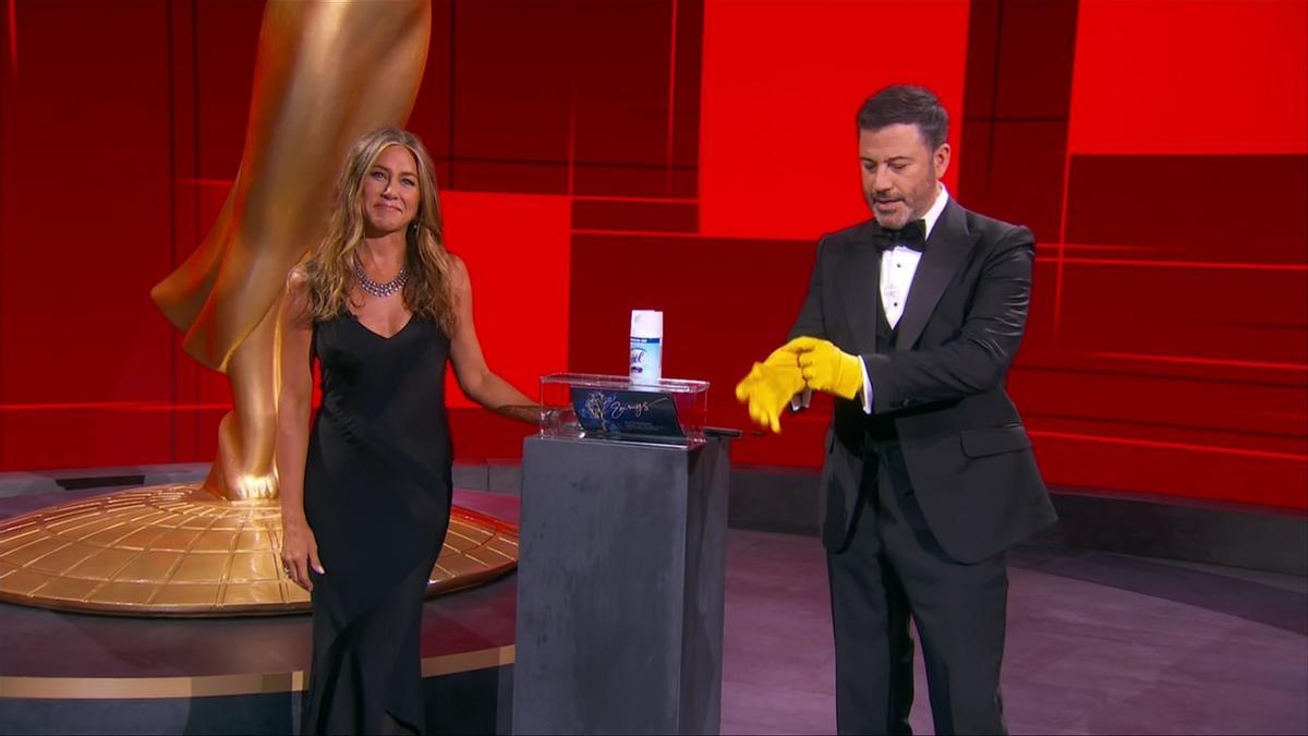 Jennifer Aniston y Jimmy Kimmel, en la Gala de los premios Emmy