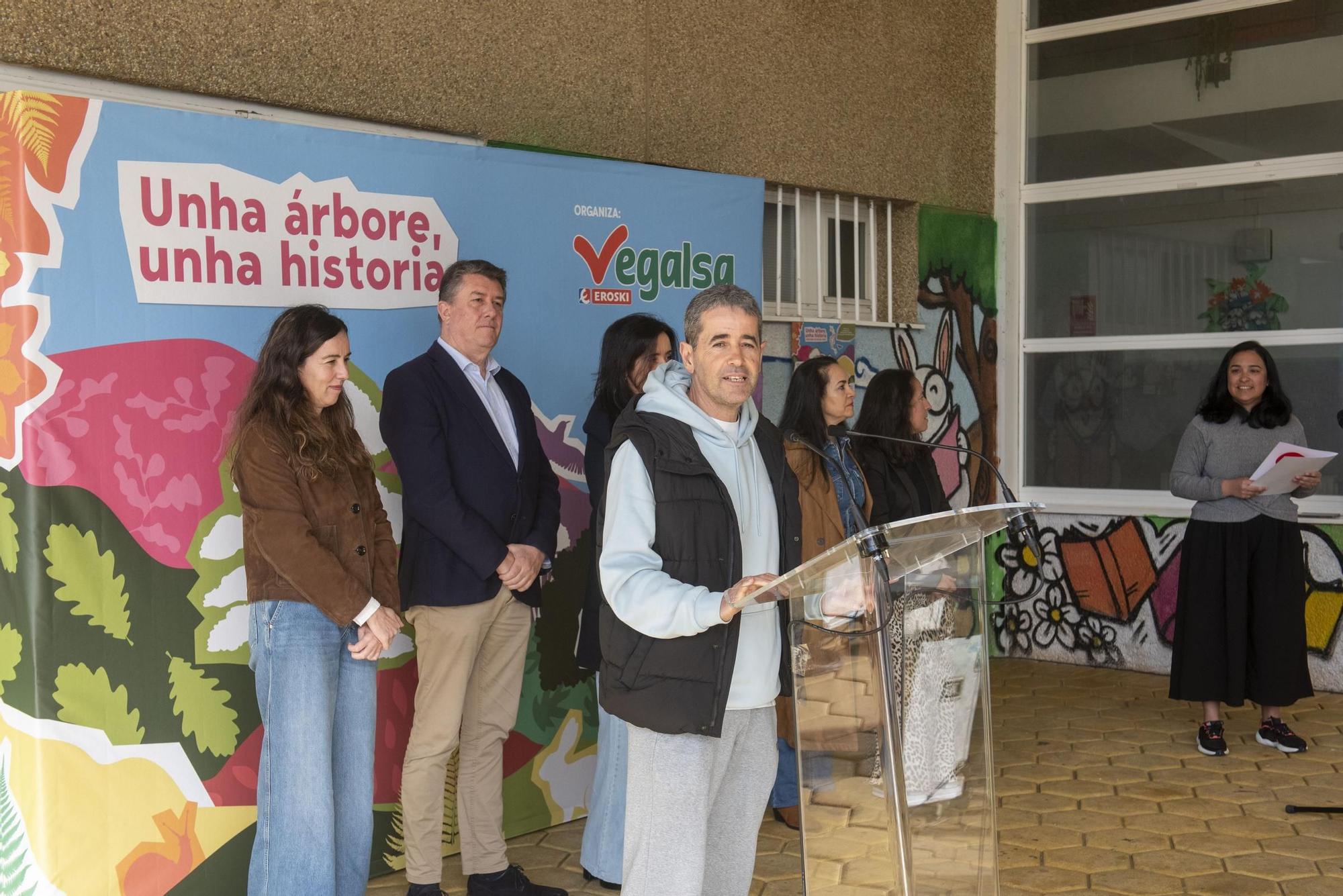 Un nuevo «Bosque literario» echa raíces en la comunidad escolar de A Coruña