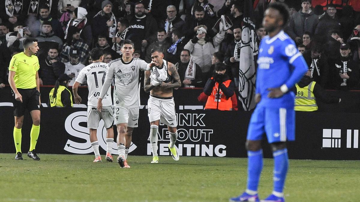 Los jugadores del Albacete celebran el tercer gol durante el partido de octavos de final de la Copa del Rey ante el Real Madrid