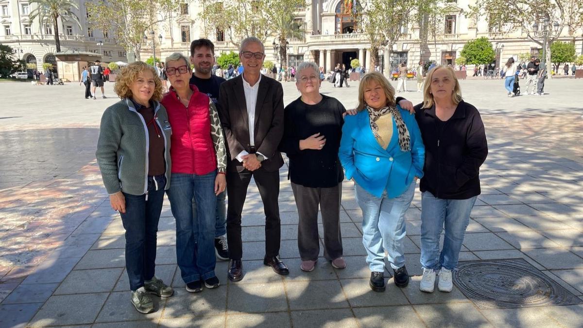 Ballester, con comerciantes de los puestos de flores