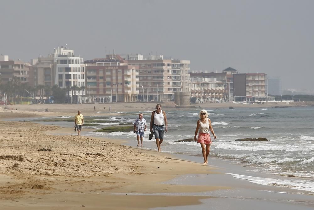 Escasa afluencia a las playas de Torrevieja el primer día de reapertura para paseo y práctica de deporte individual