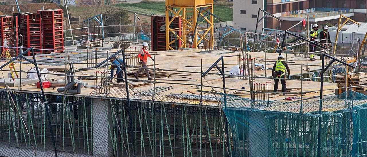 Trabajadores en la construcción de un bloque de viviendas en València el pasado marzo. | GERMÁN CABALLERO