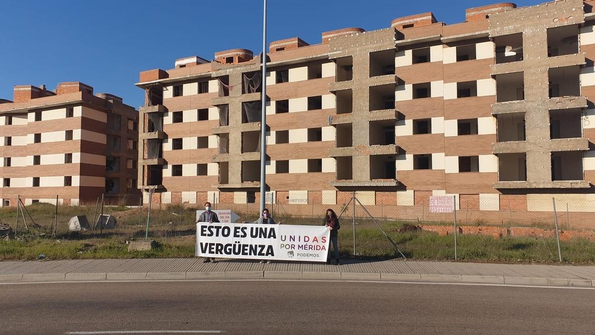 Representantes de Unidas por Extremadura, en la urbanización Los Álamos.