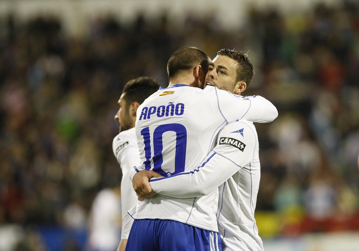 30/03/2013ZARAGOZAPARTIDO DE LA LIGA ESPAÑOLA DE PRIMERA DIVISION: REAL ZARAGOZA - REAL MADRID. ABRAZO DE APOÑO A RODRI TRAS EL GOL DE ESTE ULTIMO.EQUIPOS FUTBOL. REAL ZARAGOZA.ANGEL DE CASTROCAMARA DIGITAL. EQUIPOS FUTBOL. REAL ZARAGOZA