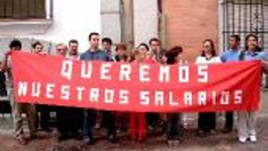 Los empleados del Pilar se manifiestan por sus salarios