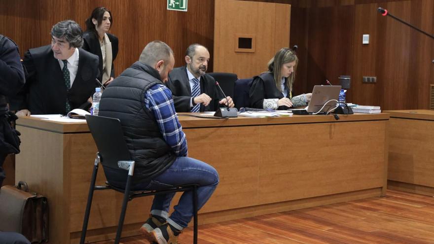 Juan Andrés Gilgado León, ayer, en el banquillo de los acusados de la Audiencia Provincial de Zaragoza. | LAURA TRIVES