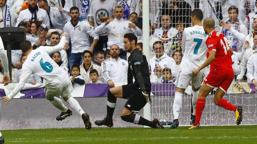 Nacho dispara en la jugada del primer gol del Madrid.