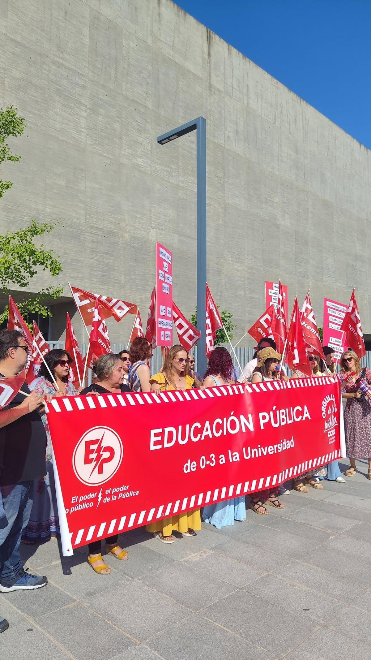 La protesta del personal de apoyo educativo ante Educación, en imágenes