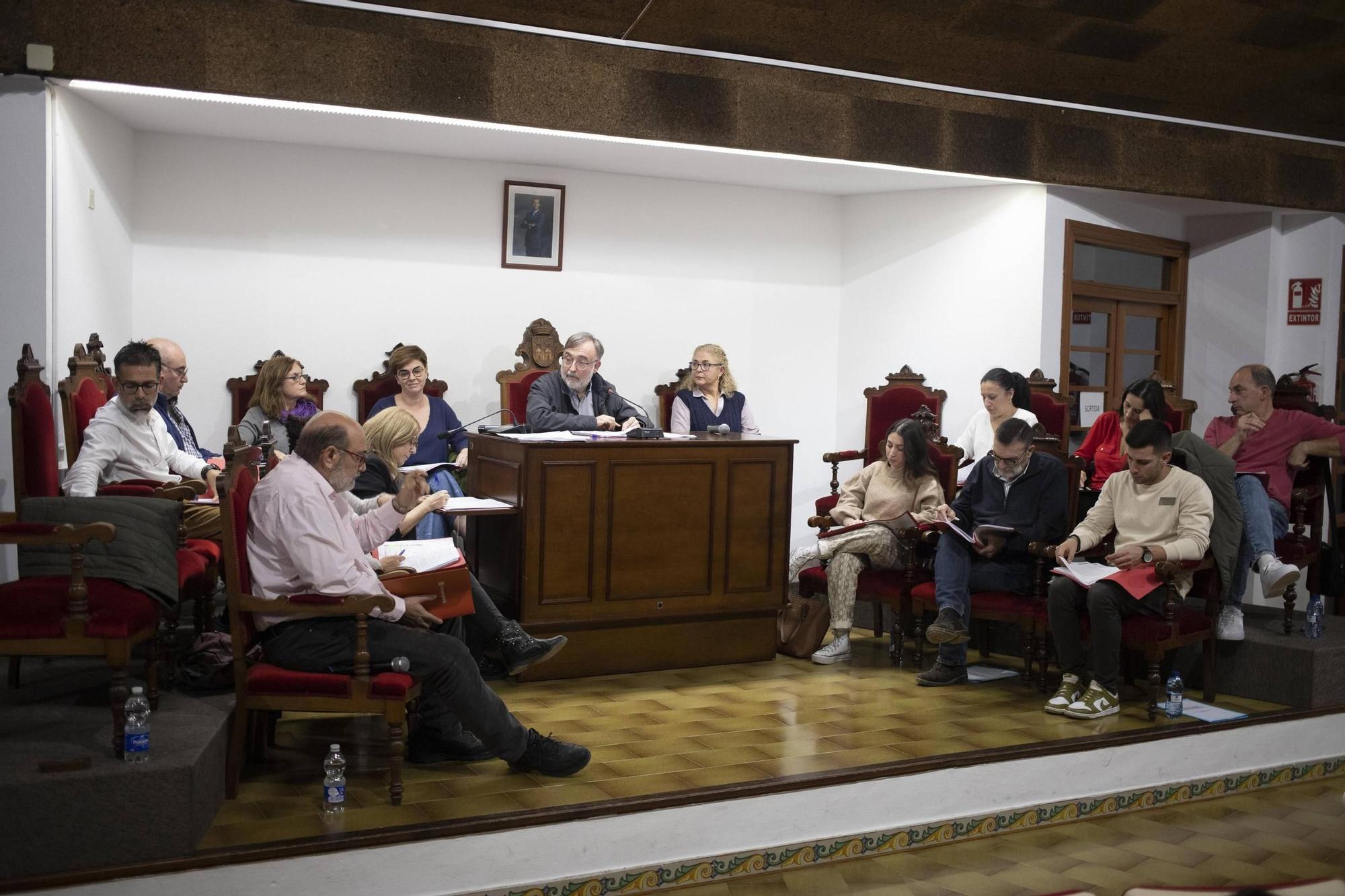 Imagen de archivo de un pleno de l'Alcúdia, con Salom en el centro y Boix a su izquierda.