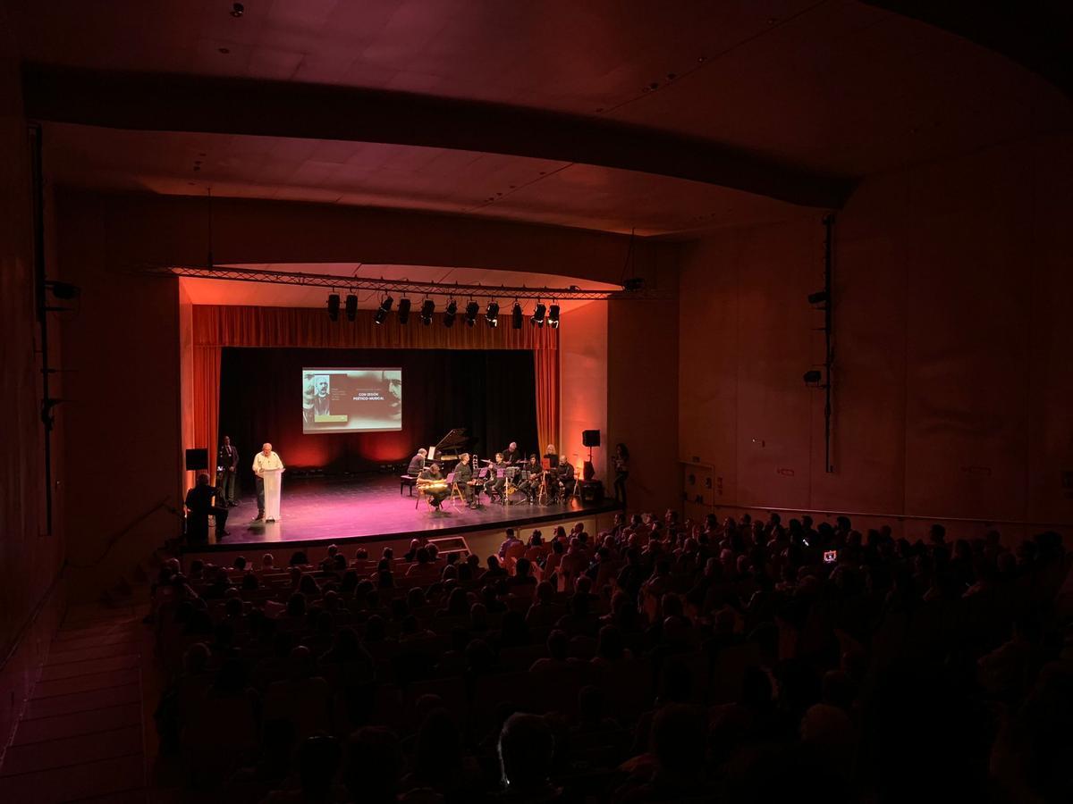 Acto de presentación de la antología de premio Teodoro Cuesta de poesía en Asturiano en el auditorio de Mieres