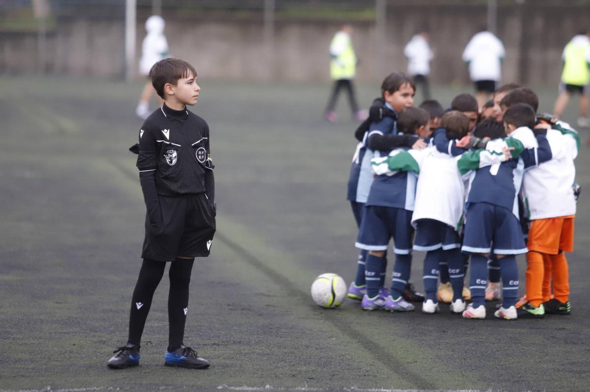 Alberto Rodríguez esperando a arbitrar el C.D. Semilla blanquiverde-Córdoba CF de 3ª  Andaluza Prebenjamin.