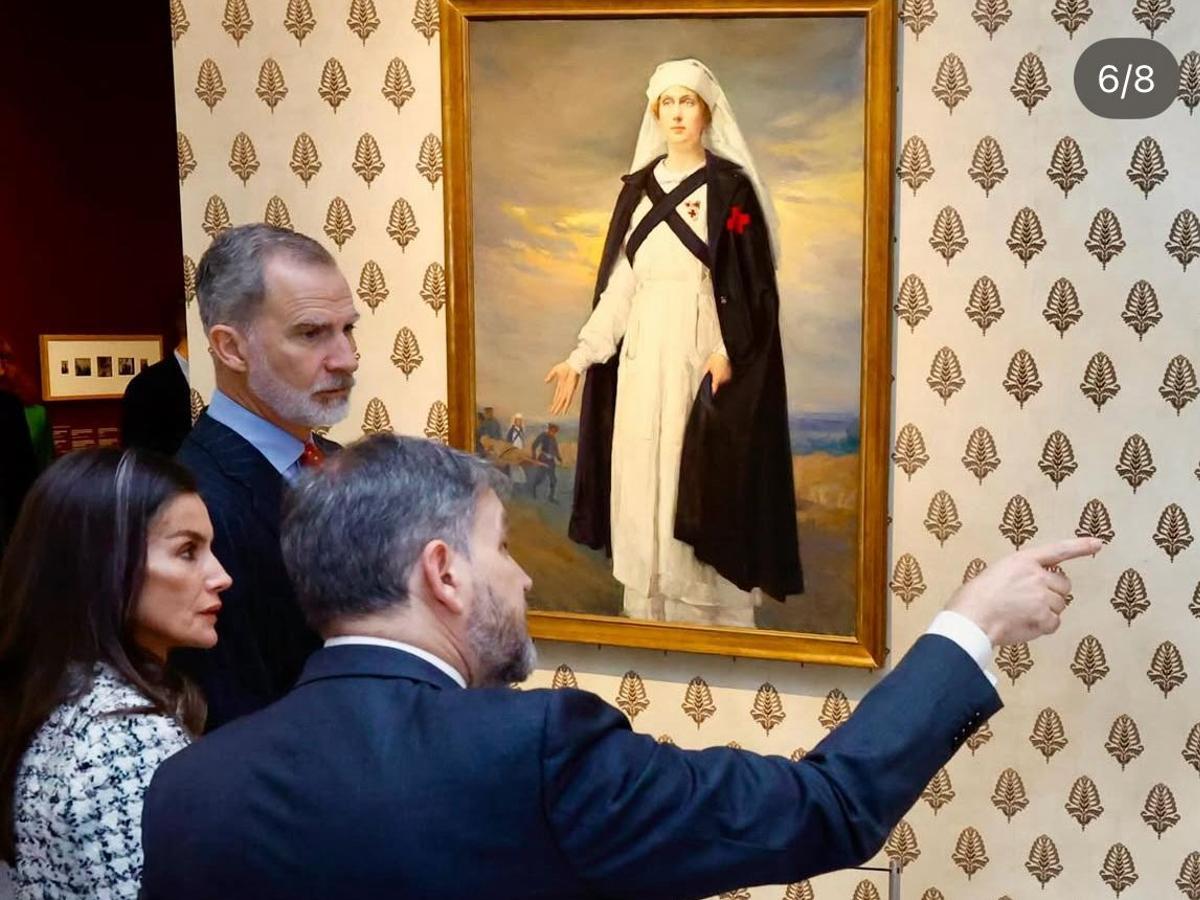 El director de la Galería de Colecciones Reales, Víctor Cageao, explica la exposición a los Reyes, este martes en Madrid.