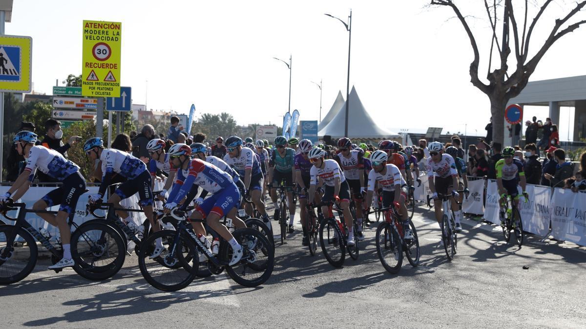 La Volta ciclista mantendrá las calles cortadas en Paterna el domingo.