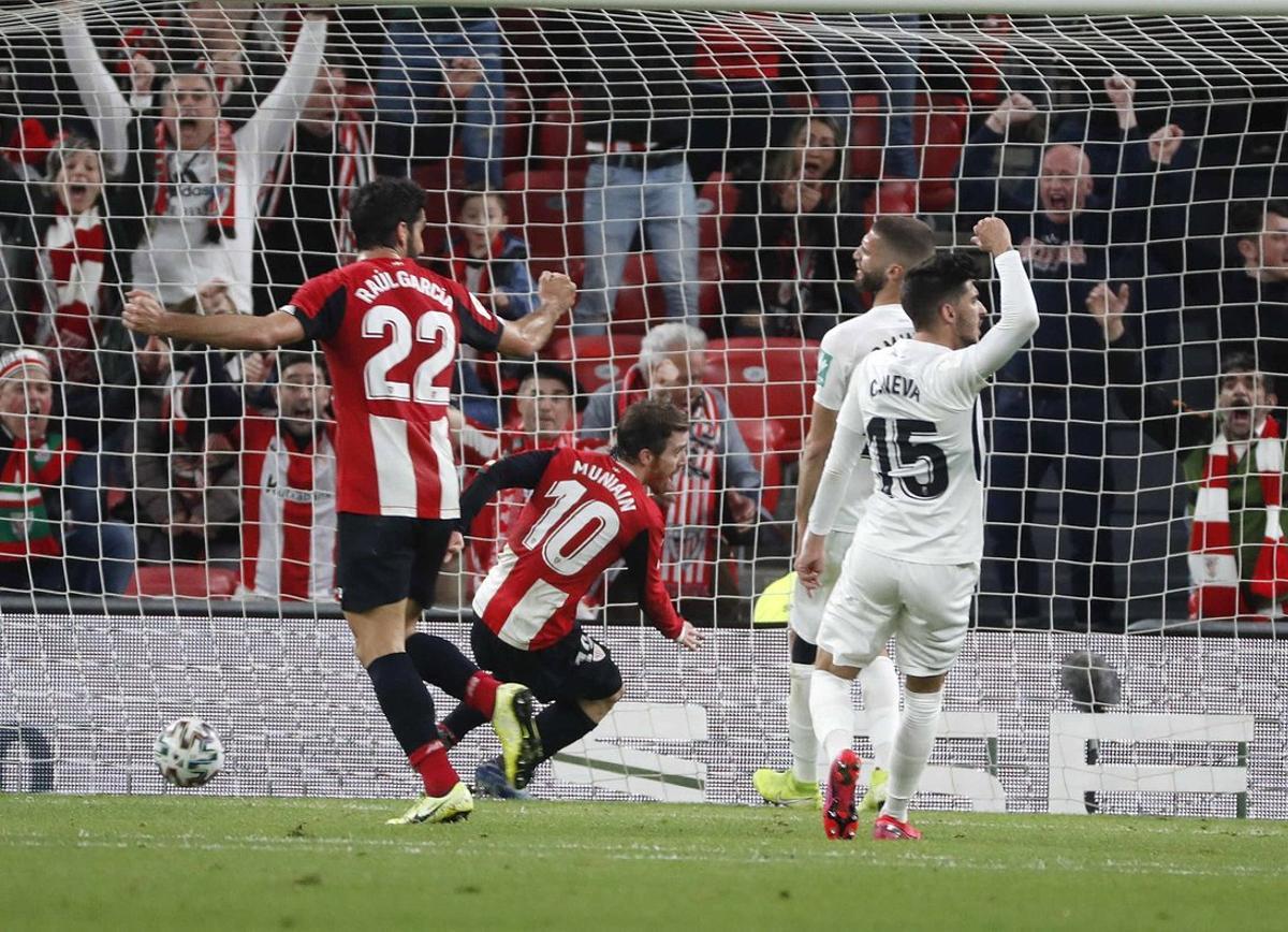 GRAF9350. BILBAO, 12/02/2020.- El centrocampista del Athletic Club de Bilbao Iker Muniain (c) remata a puerta para conseguir el primer gol de su equipo ante el Granada CF, durante el partido de ida de las semifinales de la Copa del Rey de fútbol que Athletic Club y Granada CF disputan este miércoles en el estadio de San Mamés. EFE/Luis Tejido