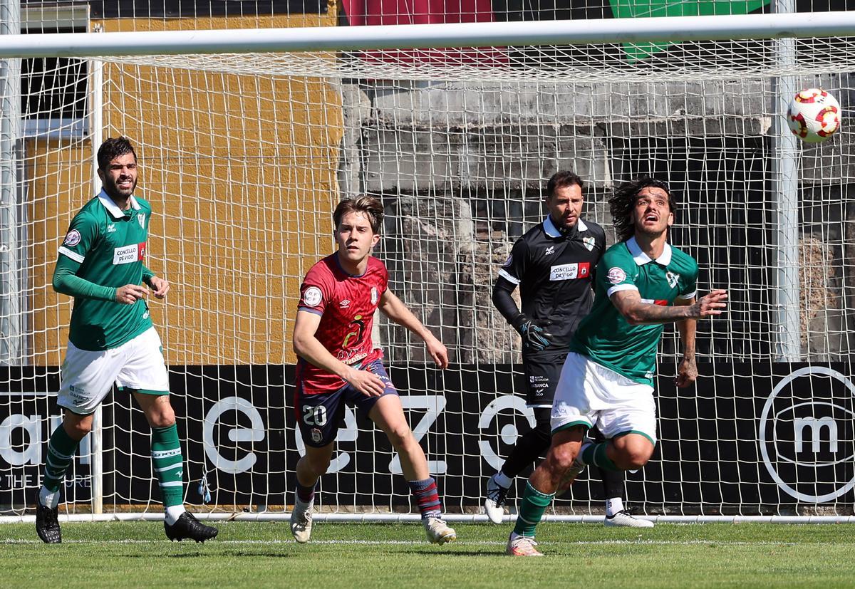 Un momento del partido disputado ayer en O Vao.