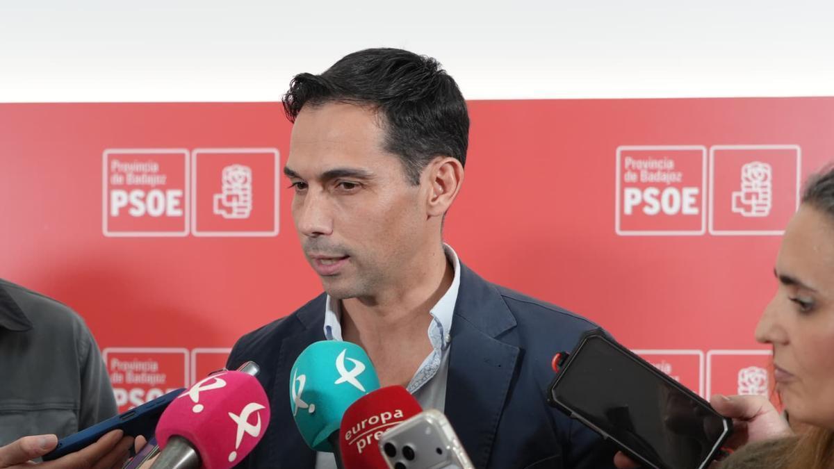 Manuel Borrego atiende a los medios de comunicación en Badajoz.