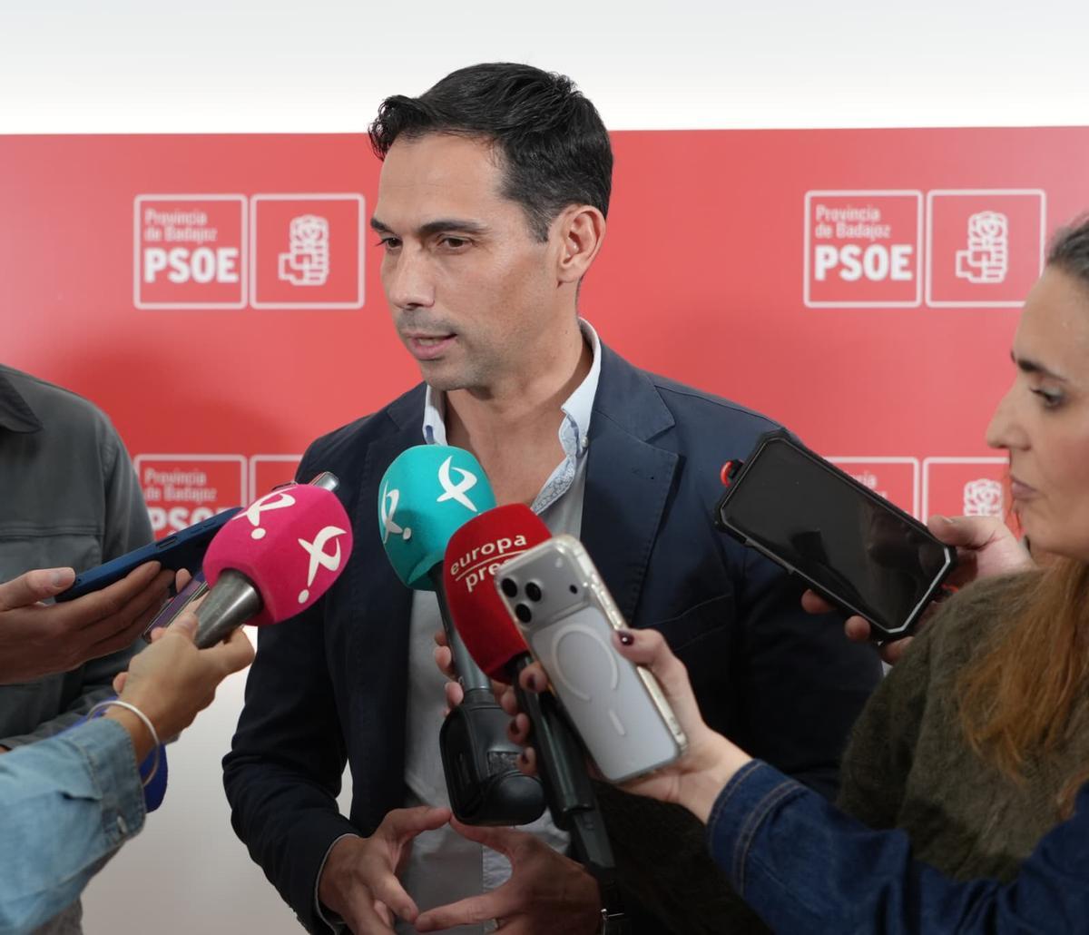 Manuel Borrego, senador socialista, atiende a los medios de comunicación en Badajoz.