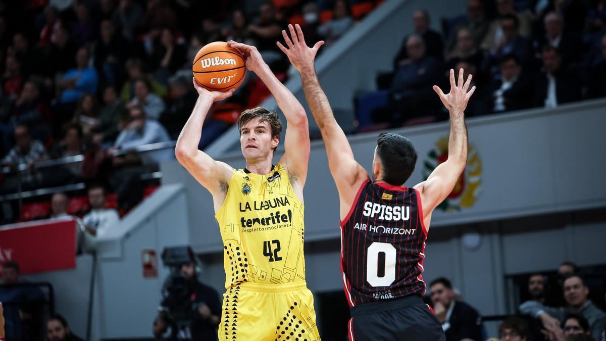Aaron Doornekamp lanza ante Spissu en el partido de la primera vuelta.