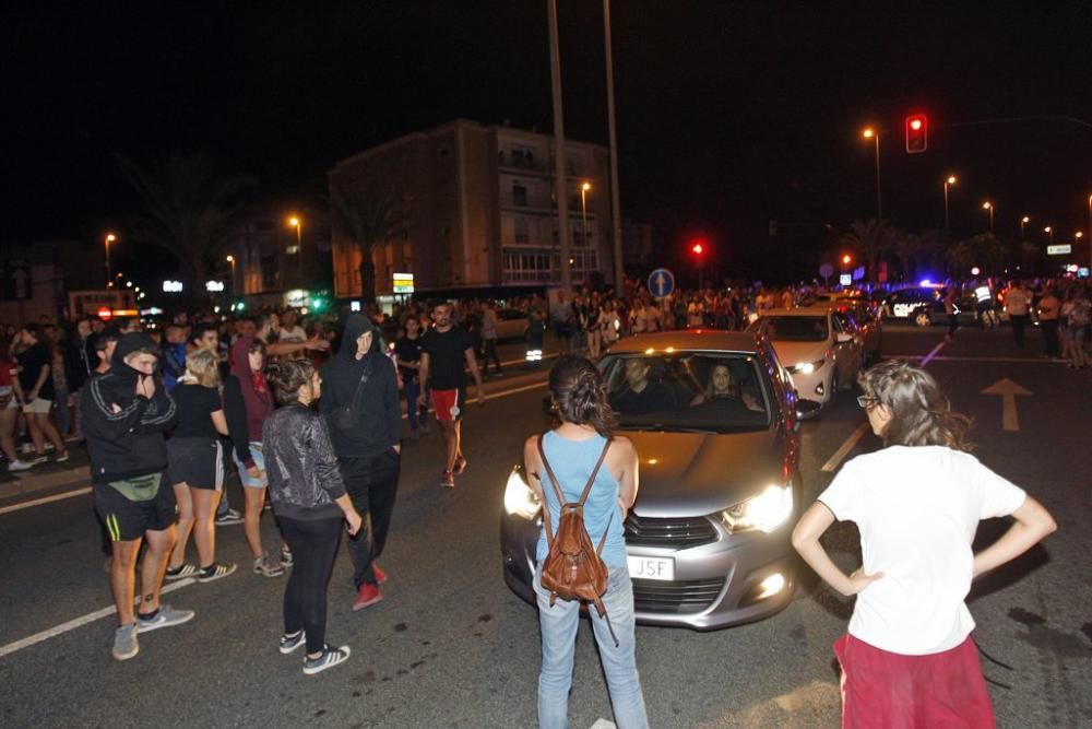 Los manifestantes protestan contra el AVE