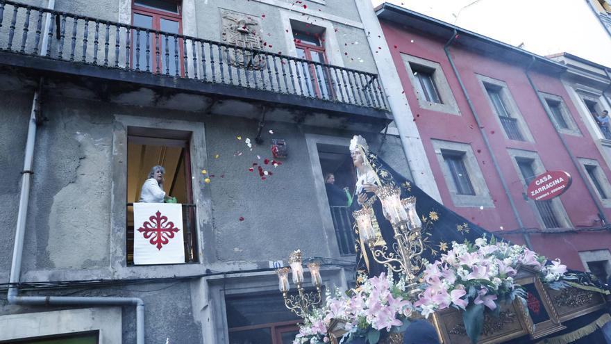 Pétalos para la Virgen Dolorosa en la procesión del Viernes Santo