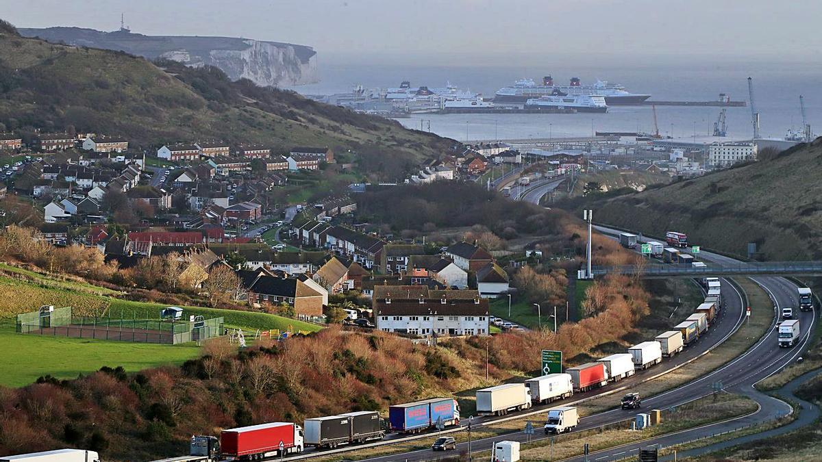 Cola de camiones en los accesos al puerto de Dover para cruzar el Canal de la Mancha, ayer. | EUROPA PRESS-DPA