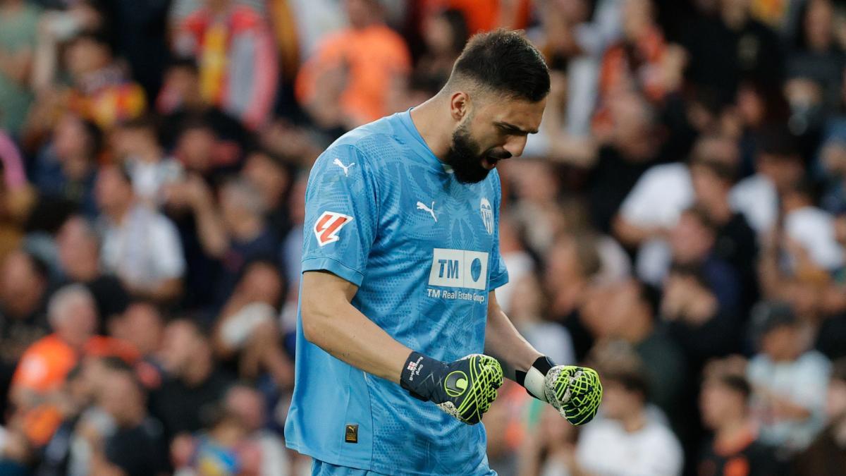 Giorgi Mamardashvili, portero del Valencia