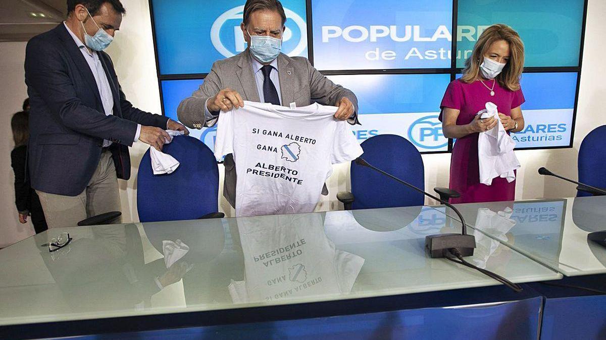 Por la izquierda, Javier Cuesta, Alfredo Canteli y Teresa Mallada, ayer, en la sede del PP.