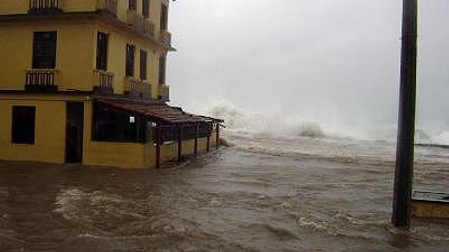 Inundaciones provocadas por el &quot;Ike&quot; cerca de la ciudad de Baracoa.