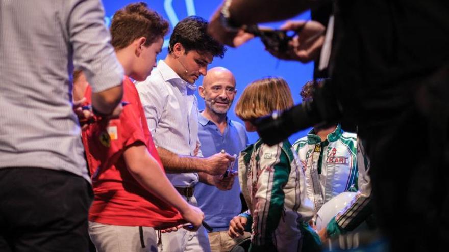 Carlos Sainz y Andrés Lobato en la presentación del Circuito del Motor en Tenerife.