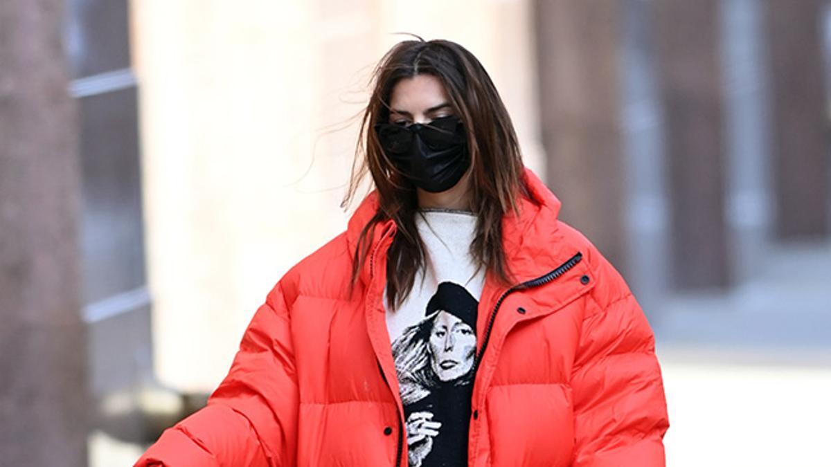 Ya sabemos de dónde es el plumífero rojo que Emily Ratajkowski no para de lucir este invierno