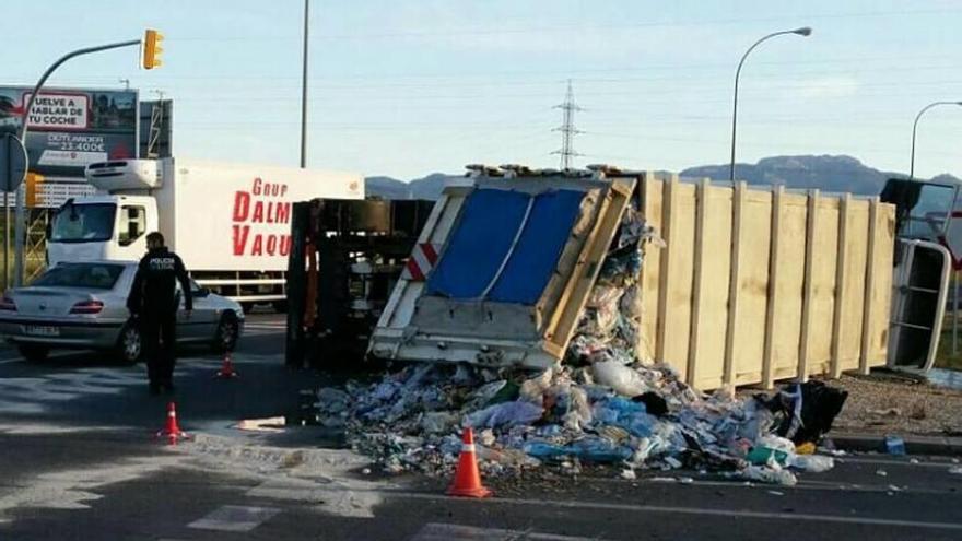 Vuelca un camión con basura