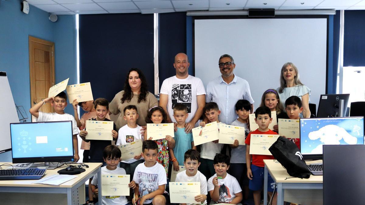 Daniel Pérez, terceiro pola esquerda, e os concelleiros, cos cativos na entrega de diplomas.