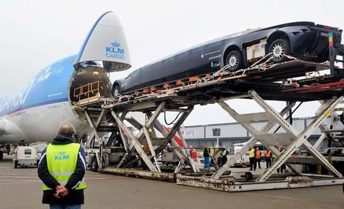El primer prototip del vehicle Superbus, dissenyat per l’exastronauta holandès Wubbo Ockels i el seu equip, és carregat a un avió de l’aerolínia KLM a l’aeroport de Schipol, Holanda.
