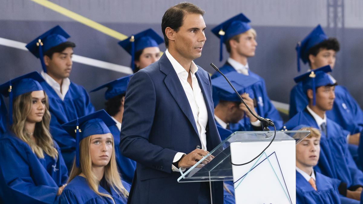 Rafa Nadal se dirige a los alumnos durante la ceremonia de graduación de la Rafa Nadal Academy.