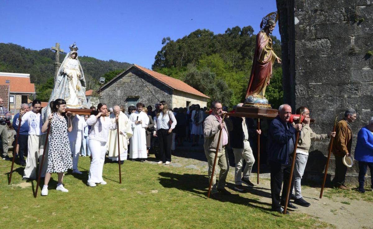 La procesión con las imágenes rodeó el templo románico. | GONZALO NÚÑEZ