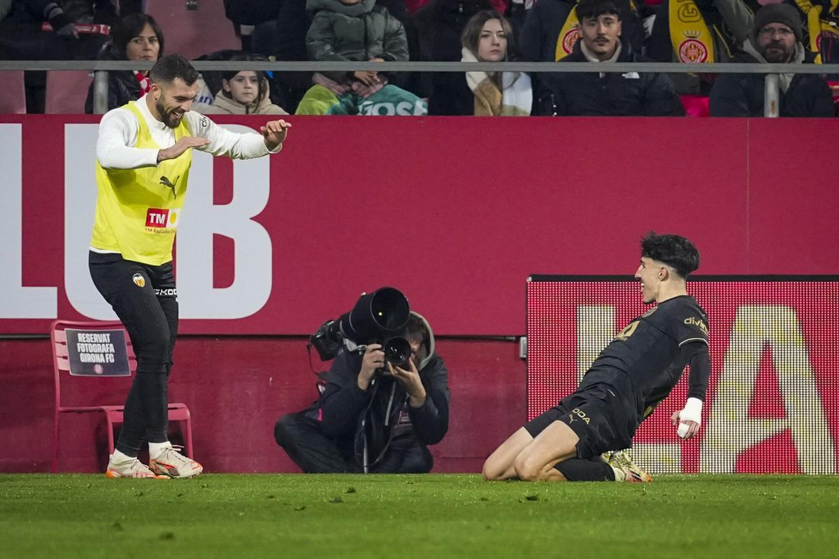 Diego López celebra el primer gol del equipo valencianista en Montilivi.