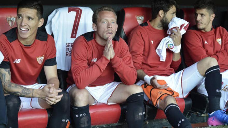 Krohn-Delhi, en el banquillo en un partido del Sevilla FC.