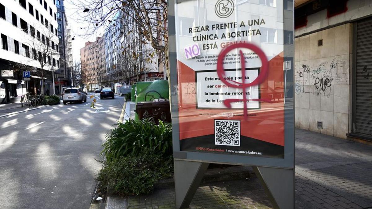 Uno de los carteles con pintadas, en la calle Paseo de Colón.   | // R. V.