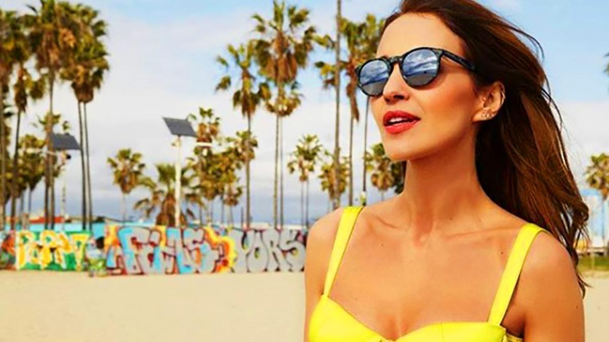 Paula Echevarría con bikini amarillo y gafas de sol