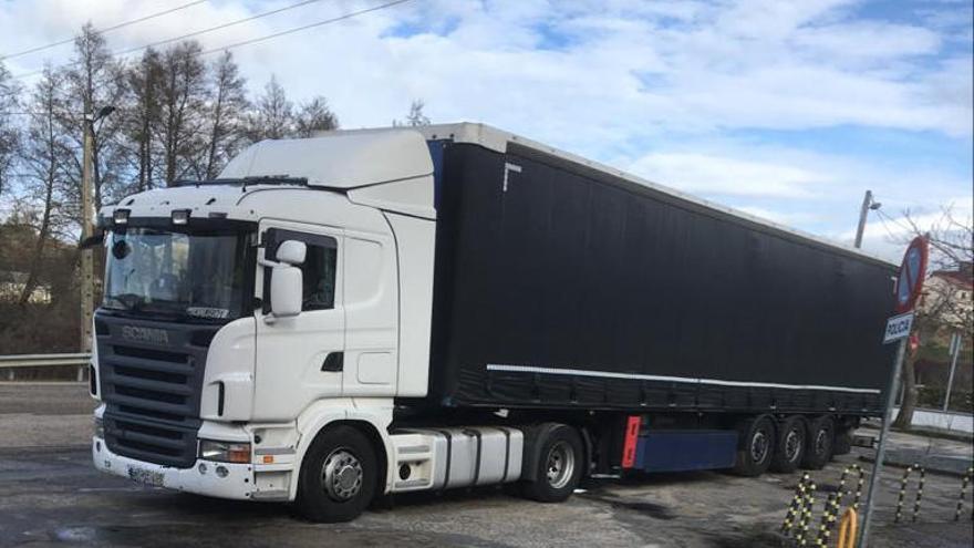 Camión del conductor portugués estacionado en Alcañices.