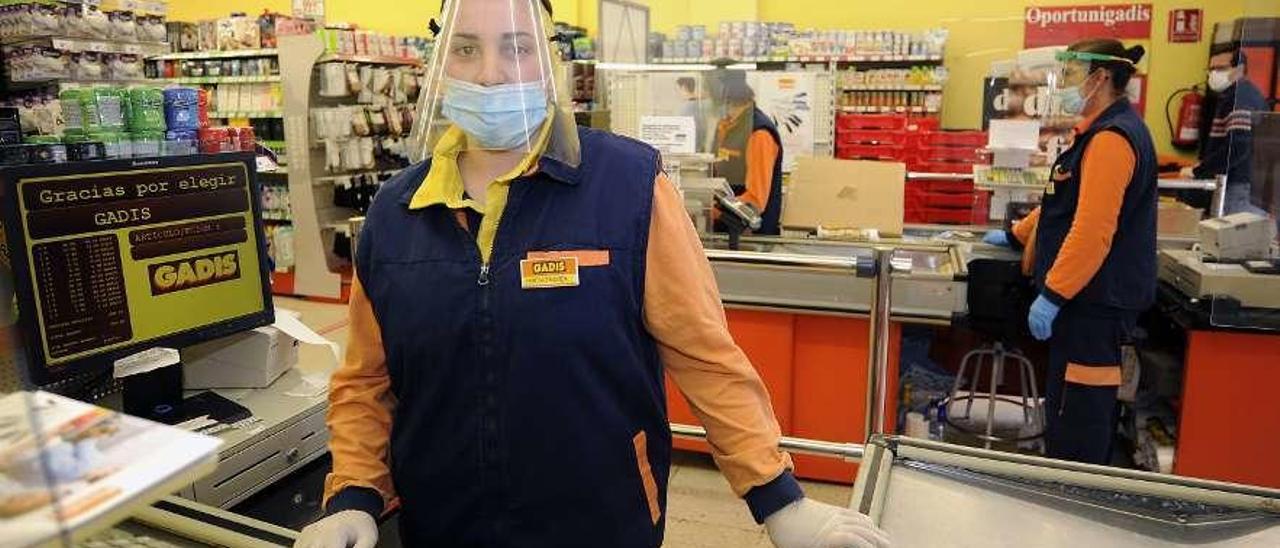 Vanesa Taboada, ayer, en su puesto de trabajo del supermercado Gadis de Lalín. // Bernabé/Javier Lalín