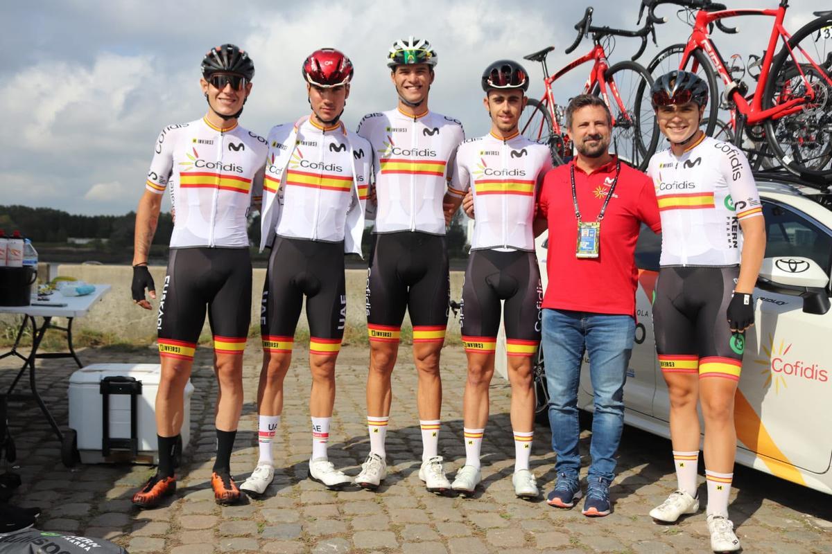 Luisma Gallego con un grupo de ciclistas de la selección española.
